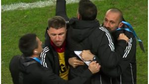 Burak Yilmaz, aproape de confruntare cu arbitrul; Maxim și Sorescu l-au oprit
