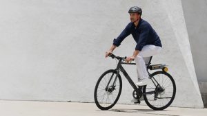 Gadget compact pentru transformarea bicicletei în electrică, montaj rapid și accesibil