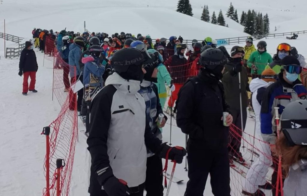Poiana Brașov, destinația de top pentru pasionații de sporturi de iarnă, se află din nou în centrul atenției, încastrându-se între peisaje de vis și o atmosferă vibrantă de sezon
