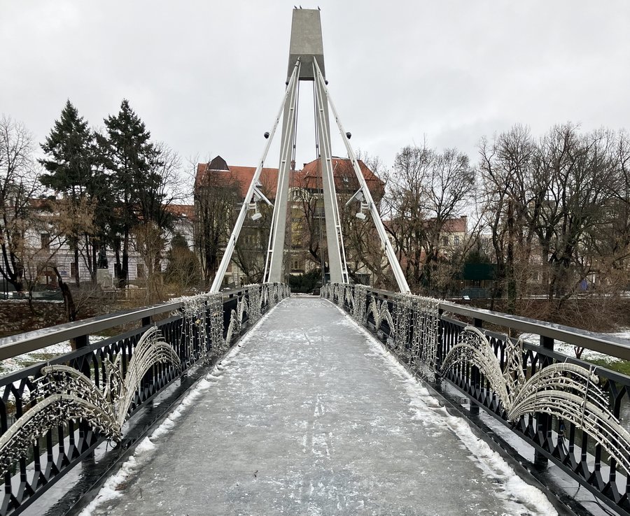Podul Intelectualilor din Oradea, modernizat recent și dotat cu sistem de încălzire în pardoseală, a devenit un veritabil “teren de joacă pentru gheață” în aceste zile cu temperaturi negative