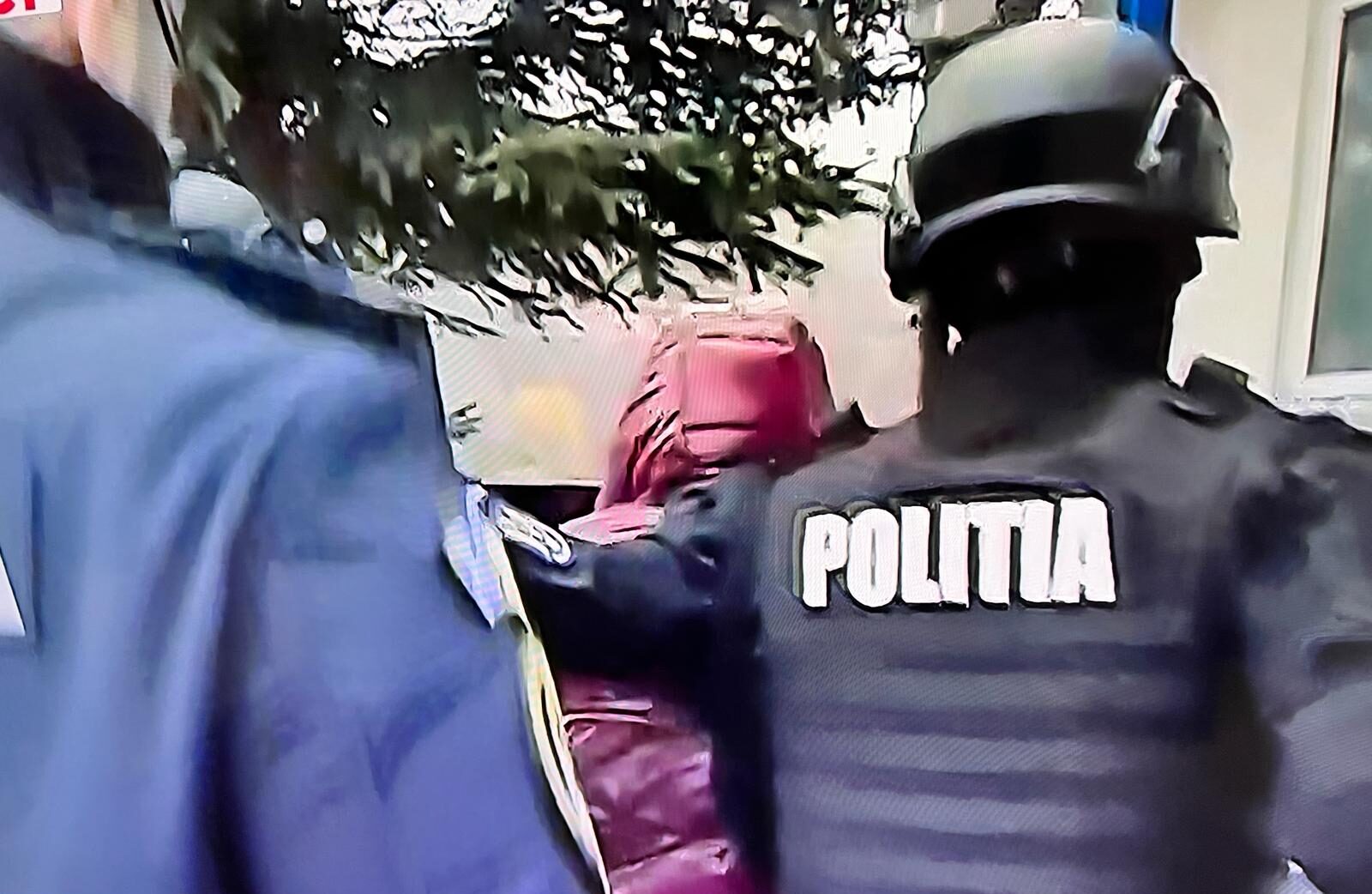 Tânăr reținut după furtul telefonului monitorizat electronic al unui agresor adormit într-o piață din Hunedoara Un incident surprinzător s-a petrecut duminică în centrul orașului Hunedoara, unde un tânăr a fost reținut de către poliție după ce ar fi furat telefonul utilizat pentru monitorizarea electronică a unui infractor condamnat