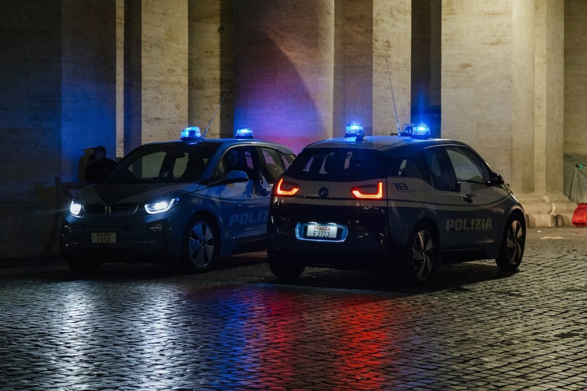 Un tânăr nord-african în vârstă de 20 de ani și-a pierdut viața într-un incident care a zguduit cartierul Rogoredo din Milano, o zonă cunoscută pentru traficul de droguri, în urma unei intervenții a poliției italiene
