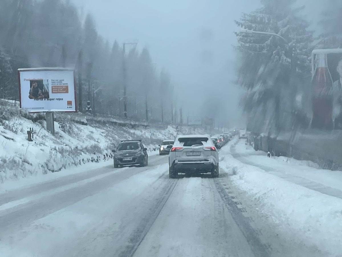 Vremea se răcește brusc și aduce precipitații consistente în orașe și munți, în contextul unei atenționări meteorologice de cod galben emisă pentru următoarele zile