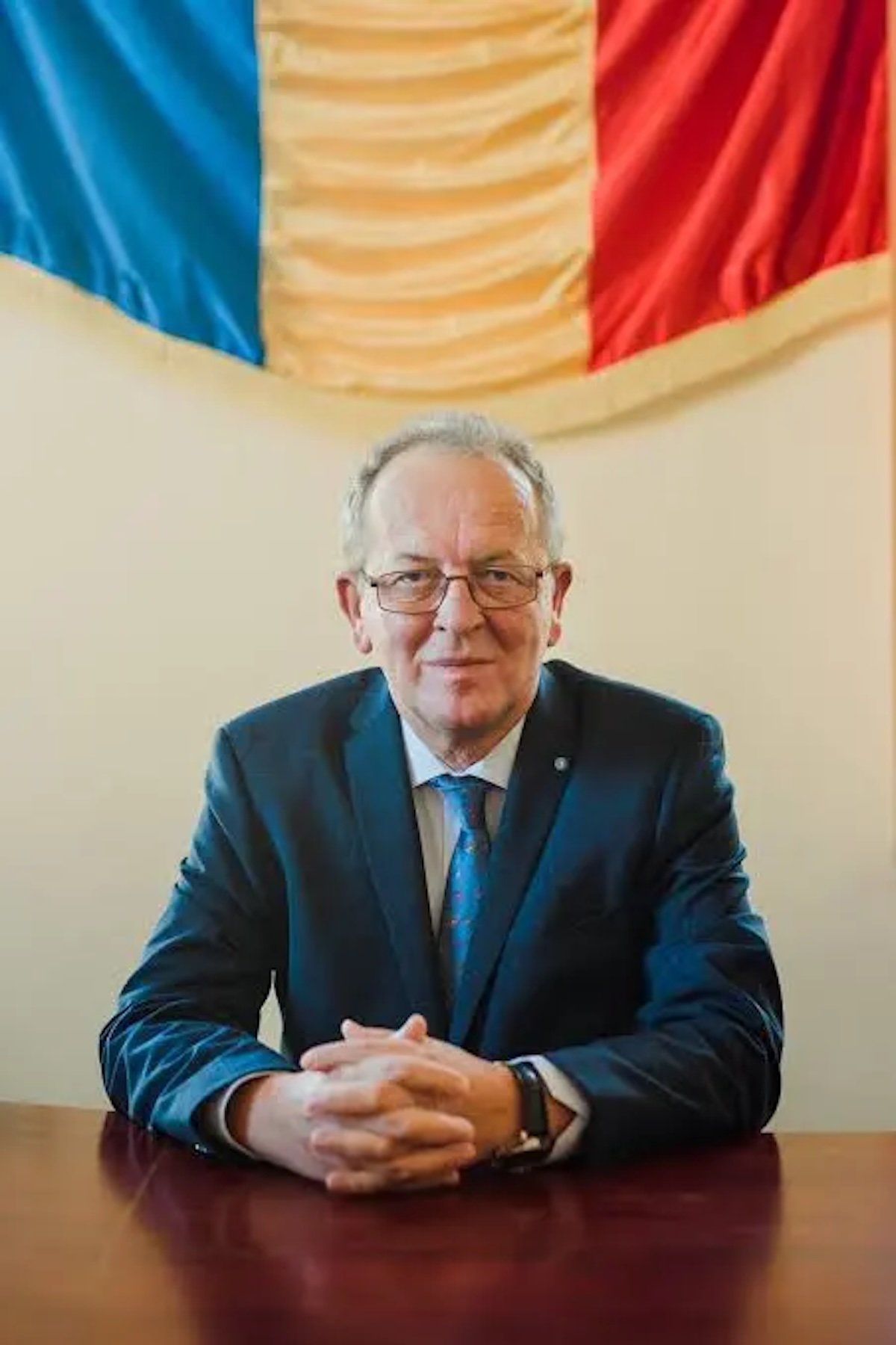 Primarul orașului Huedin, Mircea Moroșan, și-a anunțat abrupt demisia, adăugând un nou capitol în tumultul politic local din județul Cluj