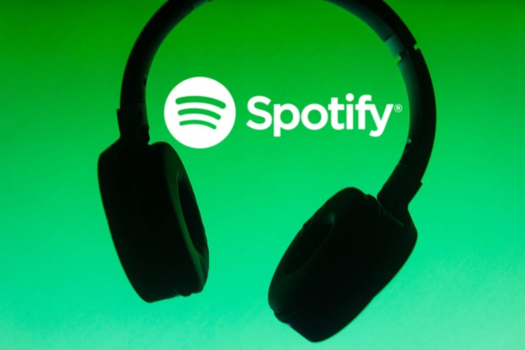 Spotify scade venitul minim pentru podcasteri, trebuie crescut pragul pentru artiști?