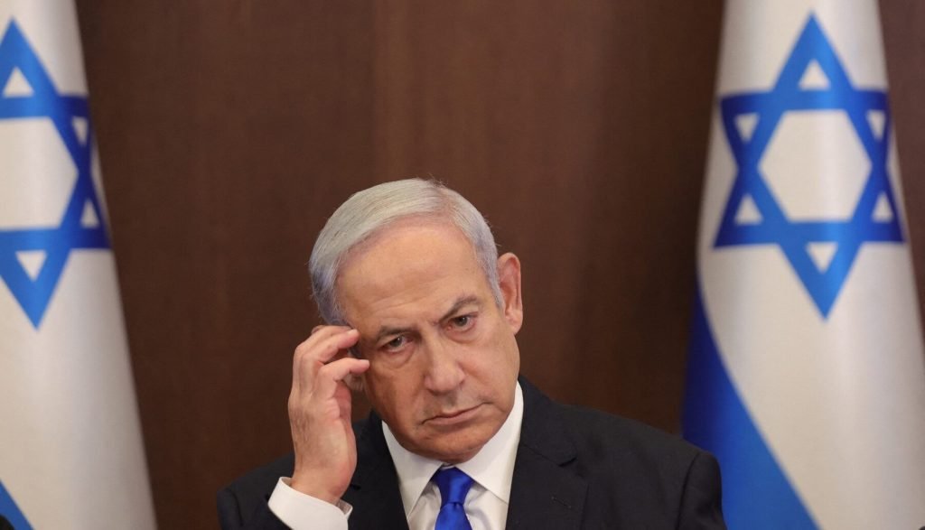 Poliția israeliană a anunțat duminică arestarea unui apropiat al premierului Benjamin Netanyahu, într-un dosar ce zguduie scena politică și de securitate a Israelului