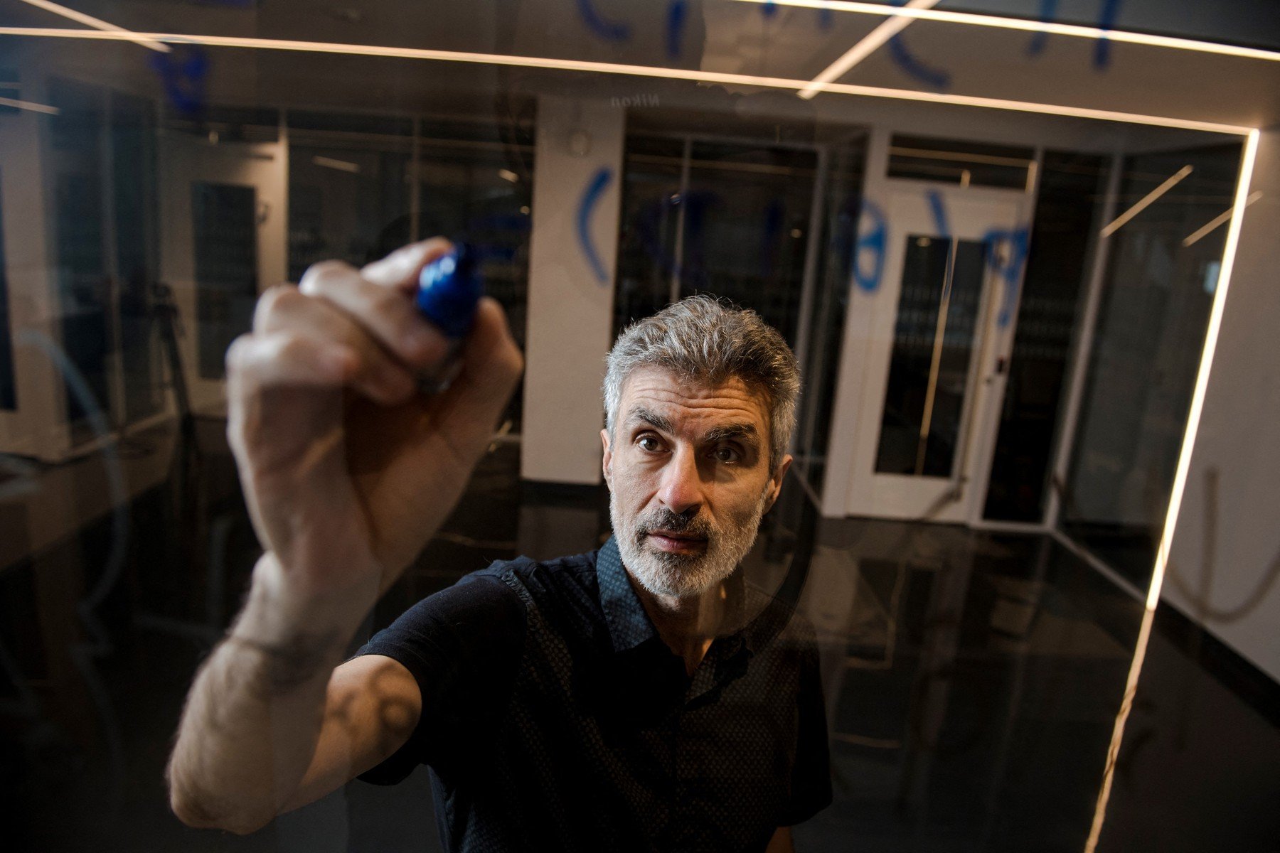 Yoshua Bengio, pionier în domeniul învățării automate și unul dintre “nașii” inteligenței artificiale moderne, a trecut recent de la alarmă la optimism în privința riscurilor generate de sistemele AI superinteligente