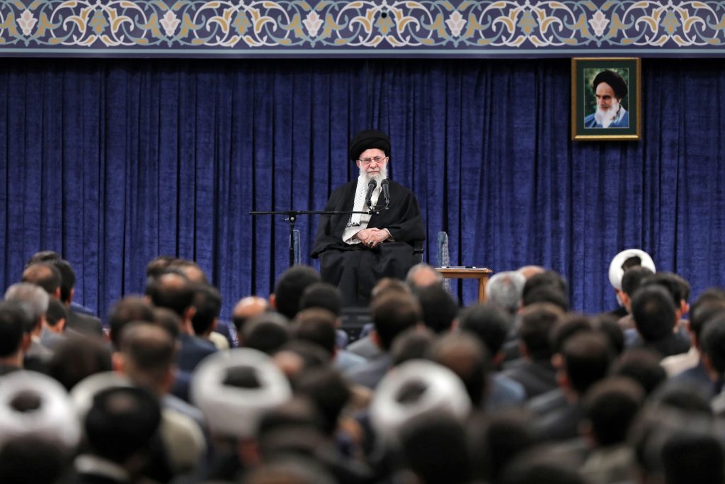 Khamenei recunoaște dificultățile economice, avertizează împotriva „revoltelor” în Iran Liderul suprem al Iranului, ayatollahul Ali Khamenei, a făcut recent declarații care reflectă o schimbare subtilă în retorica oficială privind protestele masive care au zguduit țara în ultimele luni