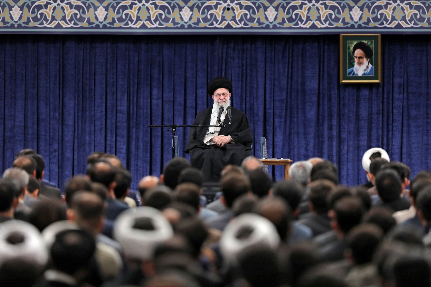 Khamenei recunoaște dificultățile economice, avertizează împotriva „revoltelor” în Iran Liderul suprem al Iranului, ayatollahul Ali Khamenei, a făcut recent declarații care reflectă o schimbare subtilă în retorica oficială privind protestele masive care au zguduit țara în ultimele luni