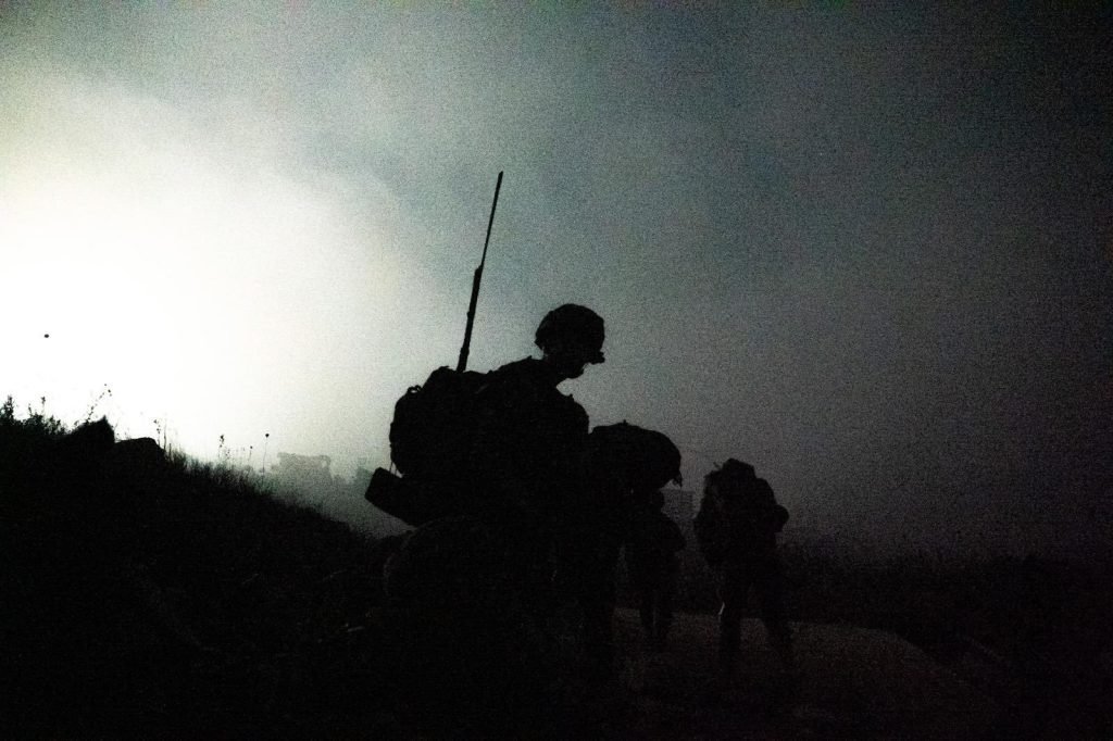 Israelul se află în alertă maximă din cauza tensiunilor tot mai accentuate în regiune, după ce trei surse din serviciile de informații israeliene au semnalat că o eventuală intervenție militară din partea Statelor Unite în Iran nu este exclusă în contextul celor mai majore proteste antiguvernamentale din ultimii ani