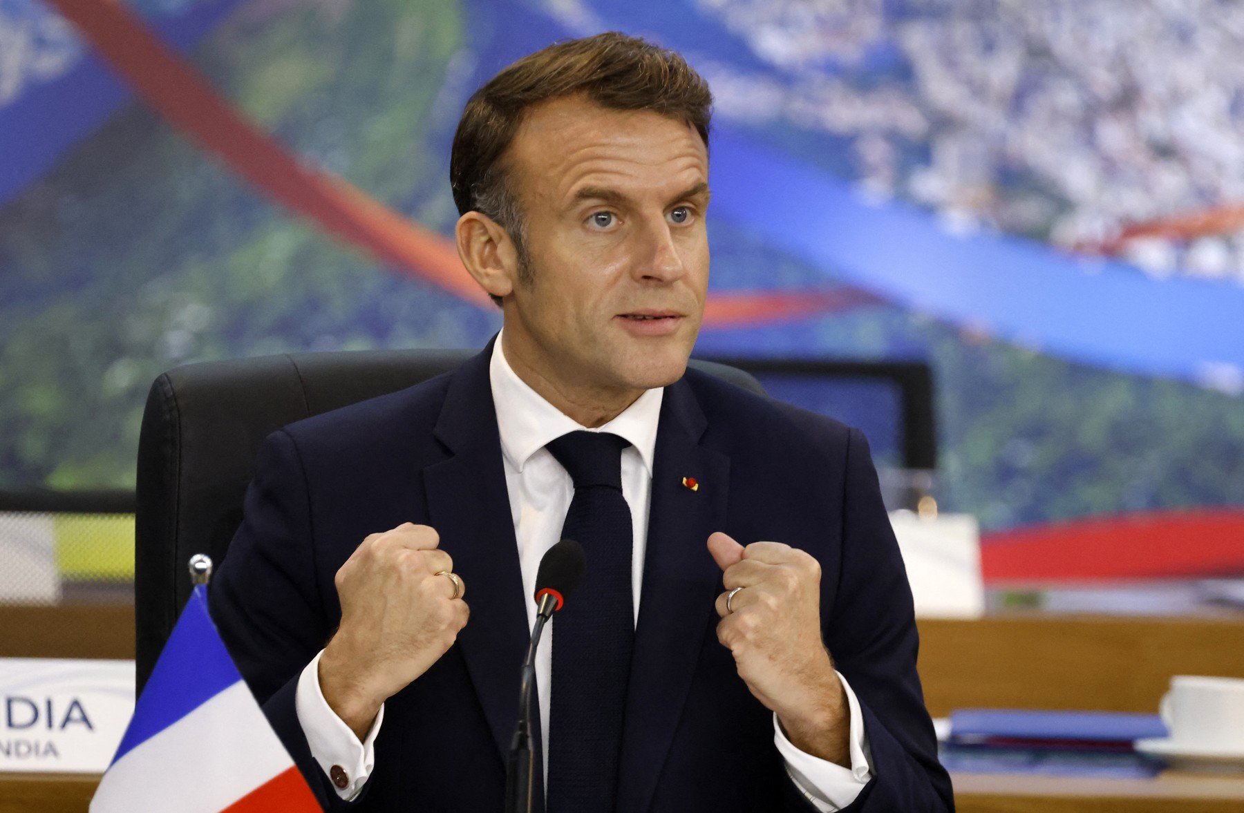 Președintele Franței, Emmanuel Macron, anunță accelerarea procesului legislativ pentru protejarea minorilor online Însărcinat cu responsabilitatea de a proteja generația tânără în fața pericolelor digitale, Emmanuel Macron a promis, sâmbătă, că va lua măsuri rapide pentru adoptarea unui proiect de lege menită să limiteze accesul minorilor sub 15 ani la rețelele sociale