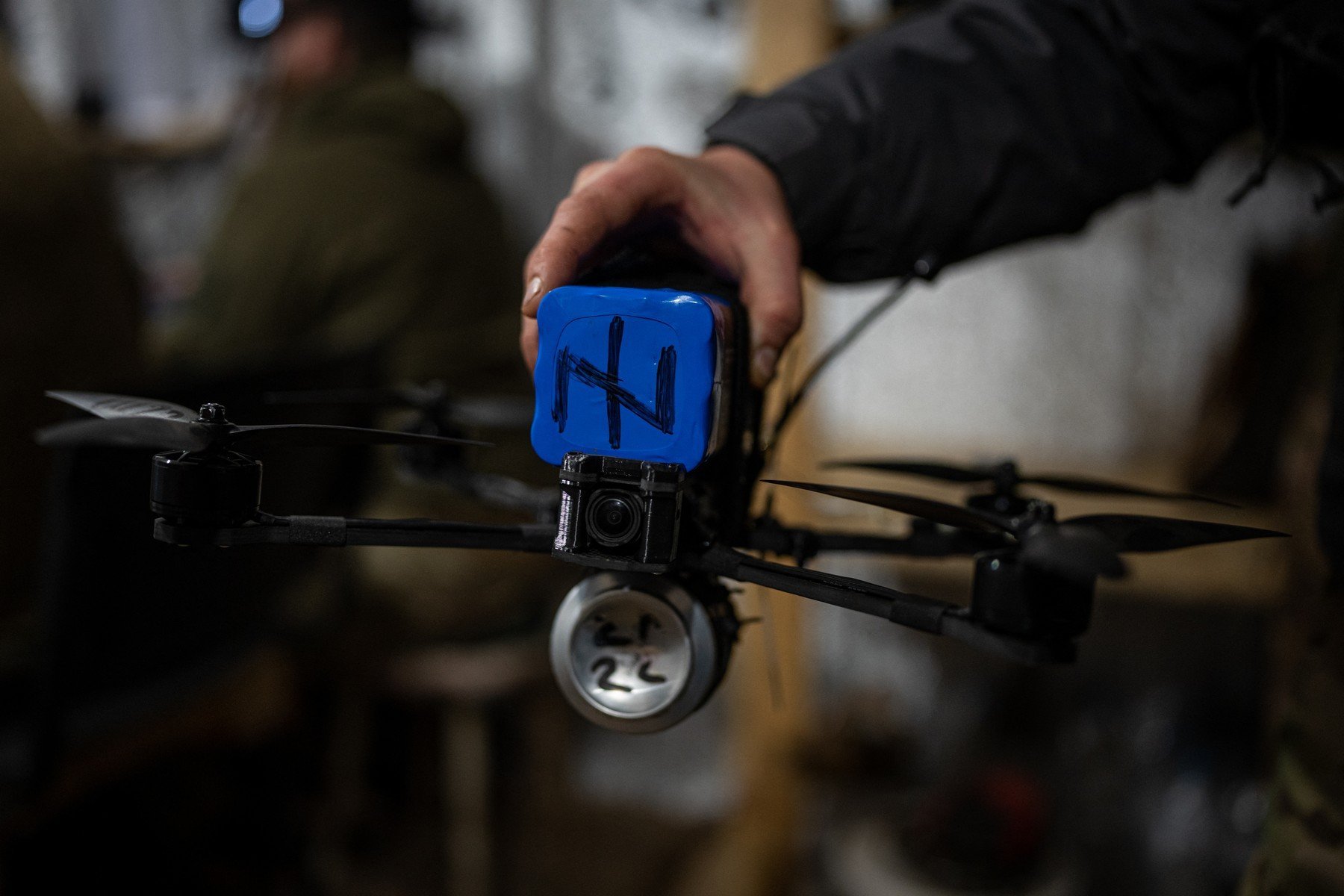 Guvernul Rusiei introduce drone și arme de asamblat în programa şcolară – un pas neașteptat în direcția militarizării educației Decizia recentă a autorităților de la Moscova de a dota sălile de clasă cu drone și machete de arme a stârnit o reacție vehementă atât în interiorul Rusiei, cât și în comunitatea internațională
