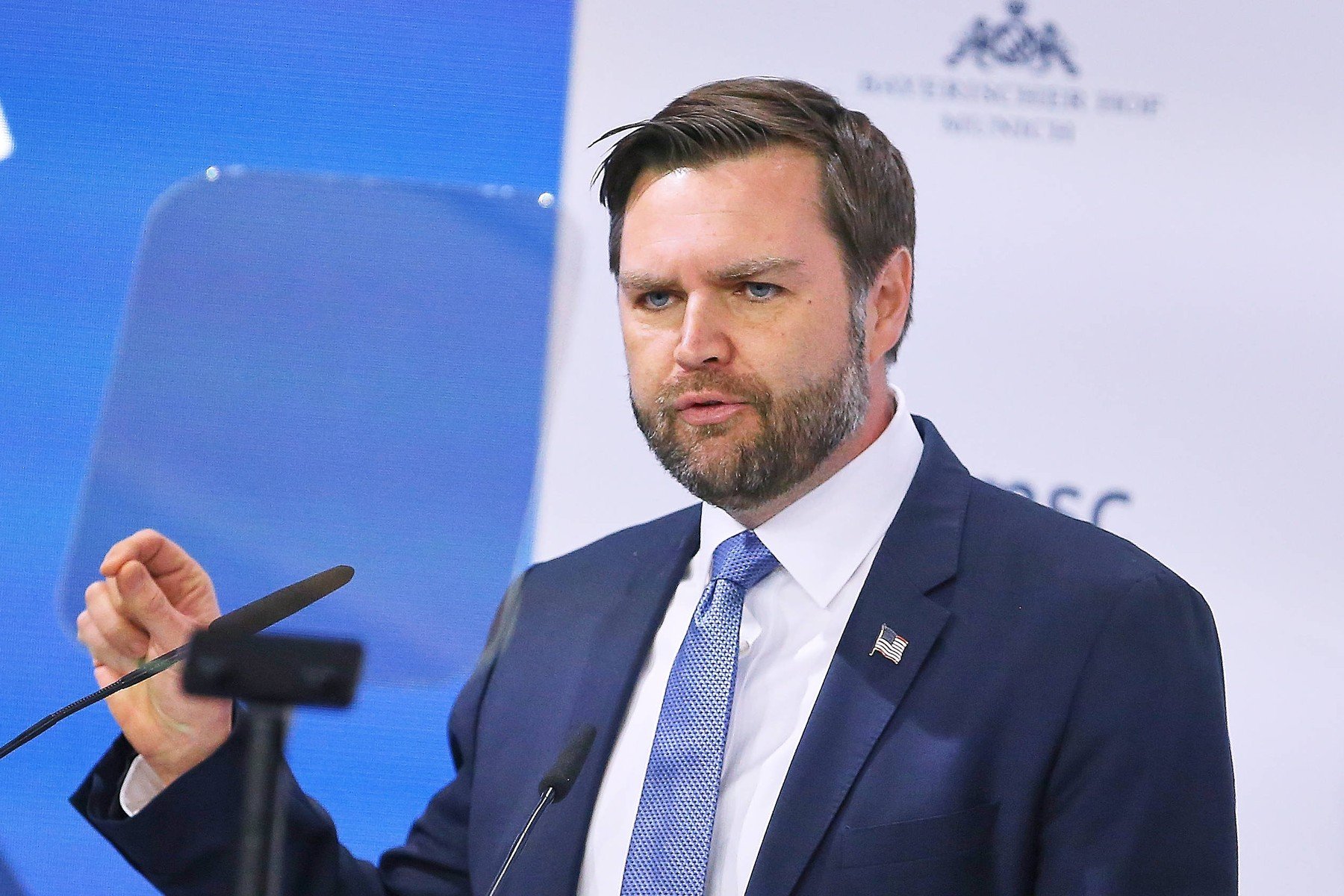 O persoană arestată după un incident violent la reședința vicepreședintelui american JD Vance Un incident suspectat de grave implicații s-a petrecut recent la reședința vicepreședintelui Statelor Unite, JD Vance, în statul Ohio