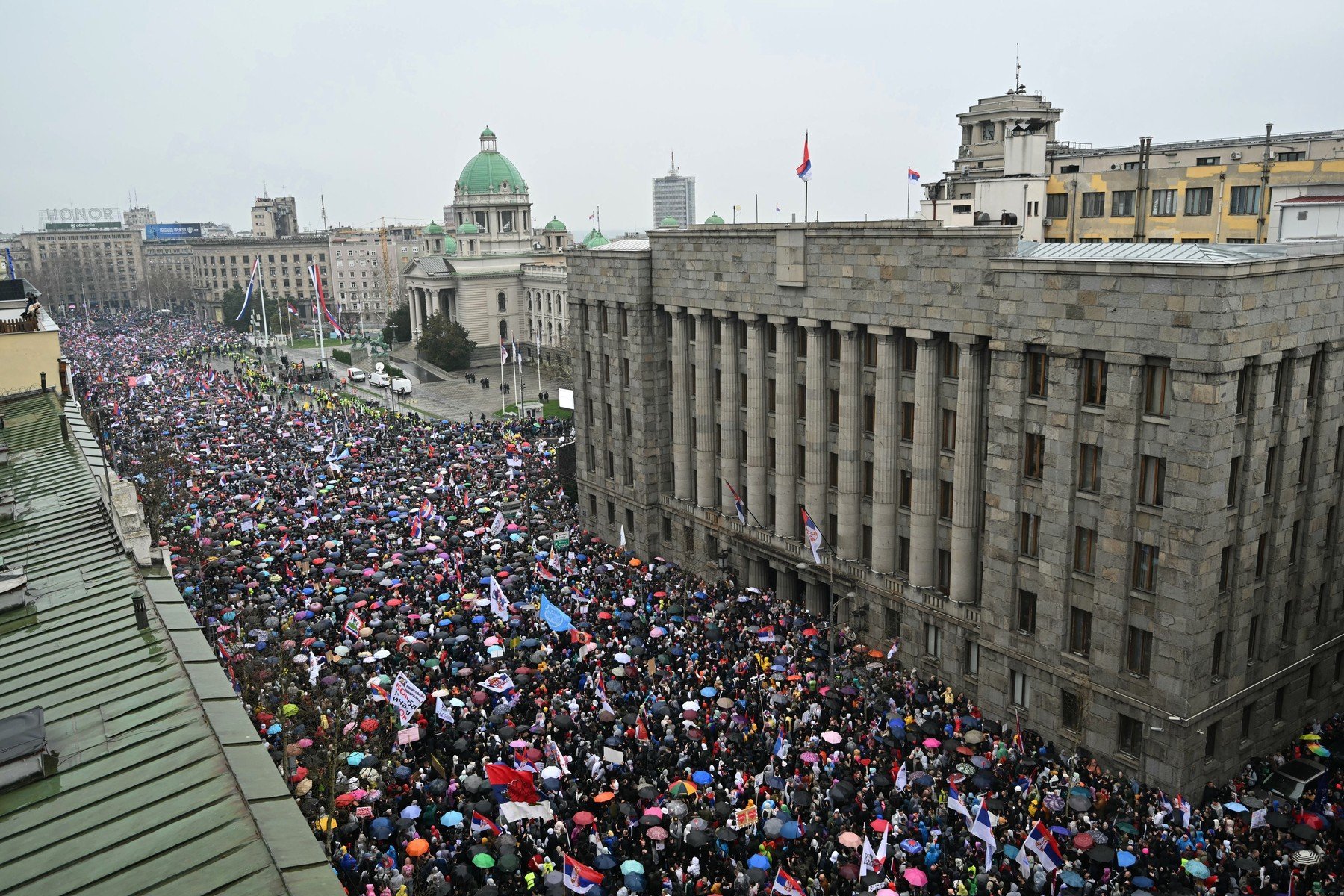 Mii de persoane protestează la Belgrad împotriva eșecurilor sistemului educațional și a reprimării critice Poate nu e o surpriză pentru cei atinși de situație, dar protestele de marți seară de la Belgrad au demonstrat că nemulțumirea față de guvernul sârb este în continuare la cote înalte