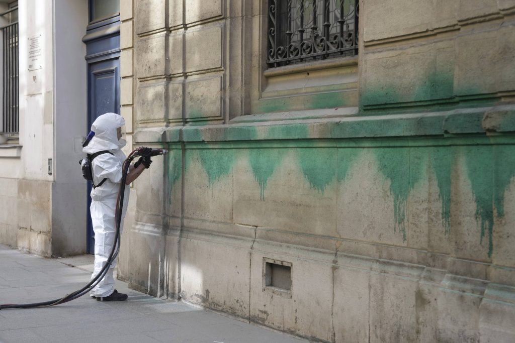 Lupta împotriva antisemitismului în Europa este grav împiedicată de inconsistențe în modul de raportare și clasificare a incidentelor, relevă un raport recent al Agenției pentru Drepturi Fundamentale a Uniunii Europene (FRA)