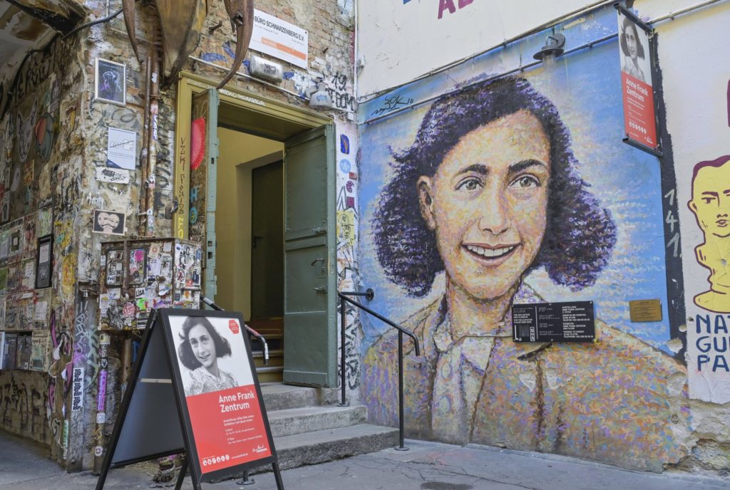 Eva Schloss, supraviețuitoare a Holocaustului și sora vitregă a Annei Frank, a decedat la 96 de ani; Regele Charles o laudă pentru curaj și umanitate