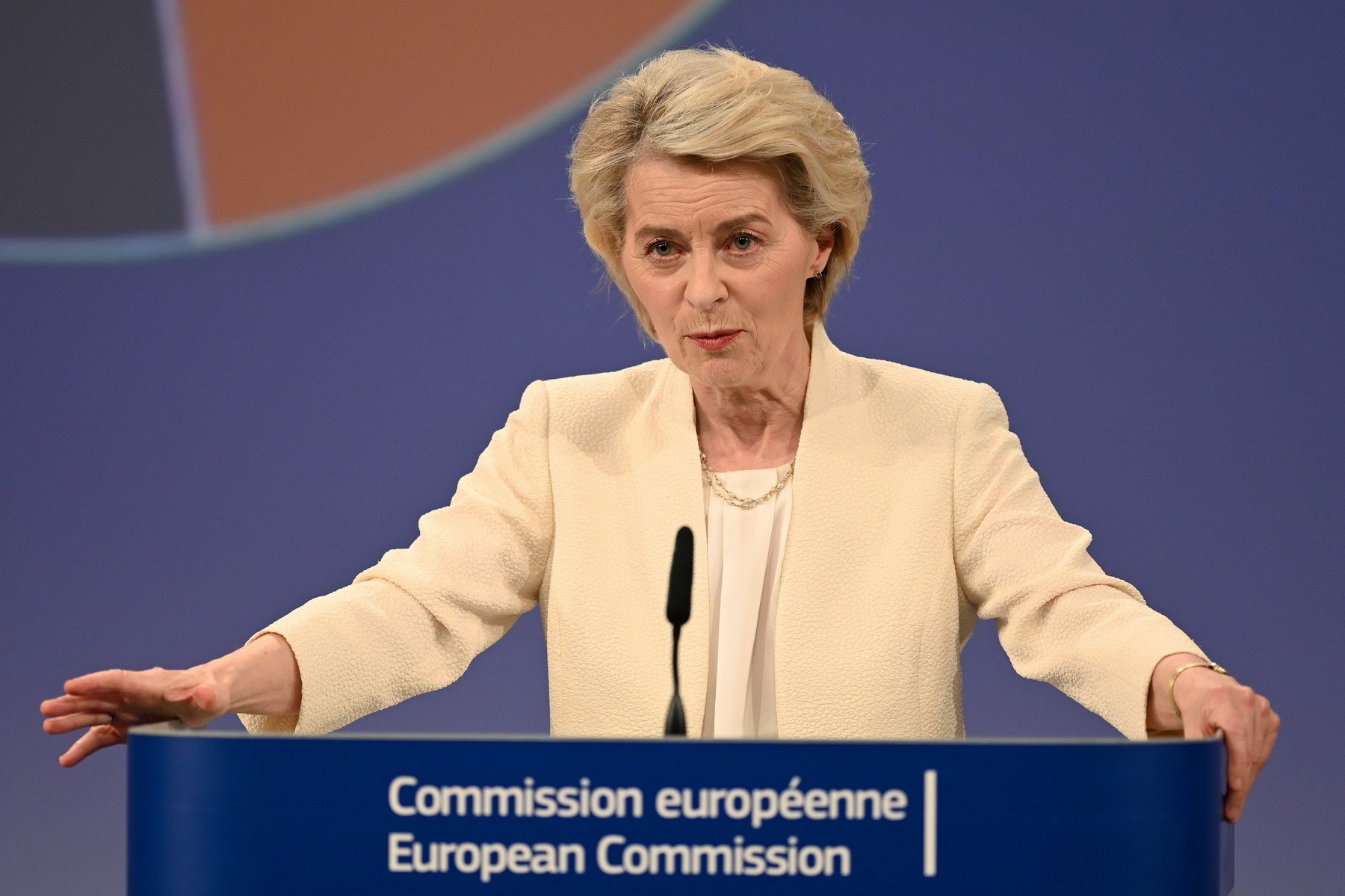 Uniunea Europeană își pregătește răspunsul ferm la amenințările recente ale președintelui american Donald Trump, care a indicat intenția de a impune tarife punitive asupra insulei Groenlanda, un teritoriu autonom al Danemarcei