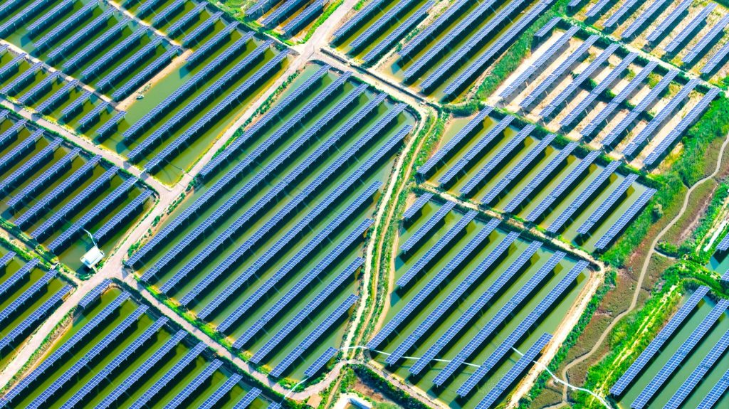 China scrie istorie în sectorul energetic, înregistrând un avans fără precedent care poziționează țara drept lider global în dezvoltarea capacităților de producție electrică