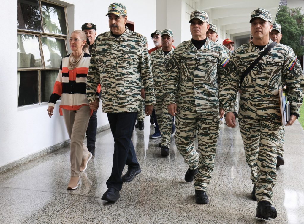 Președintele venezuelean Nicolas Maduro și soția sa, capturați în urma unui raid al forțelor americane în carul lor privat Noaptea de vineri spre sâmbătă a adus o răsturnare neașteptată în peisajul politic al Venezuelei, odată cu anunțul șocant al capturării președintelui Nicolás Maduro și a soției sale, Cilia Flores, de către forțele speciale americane