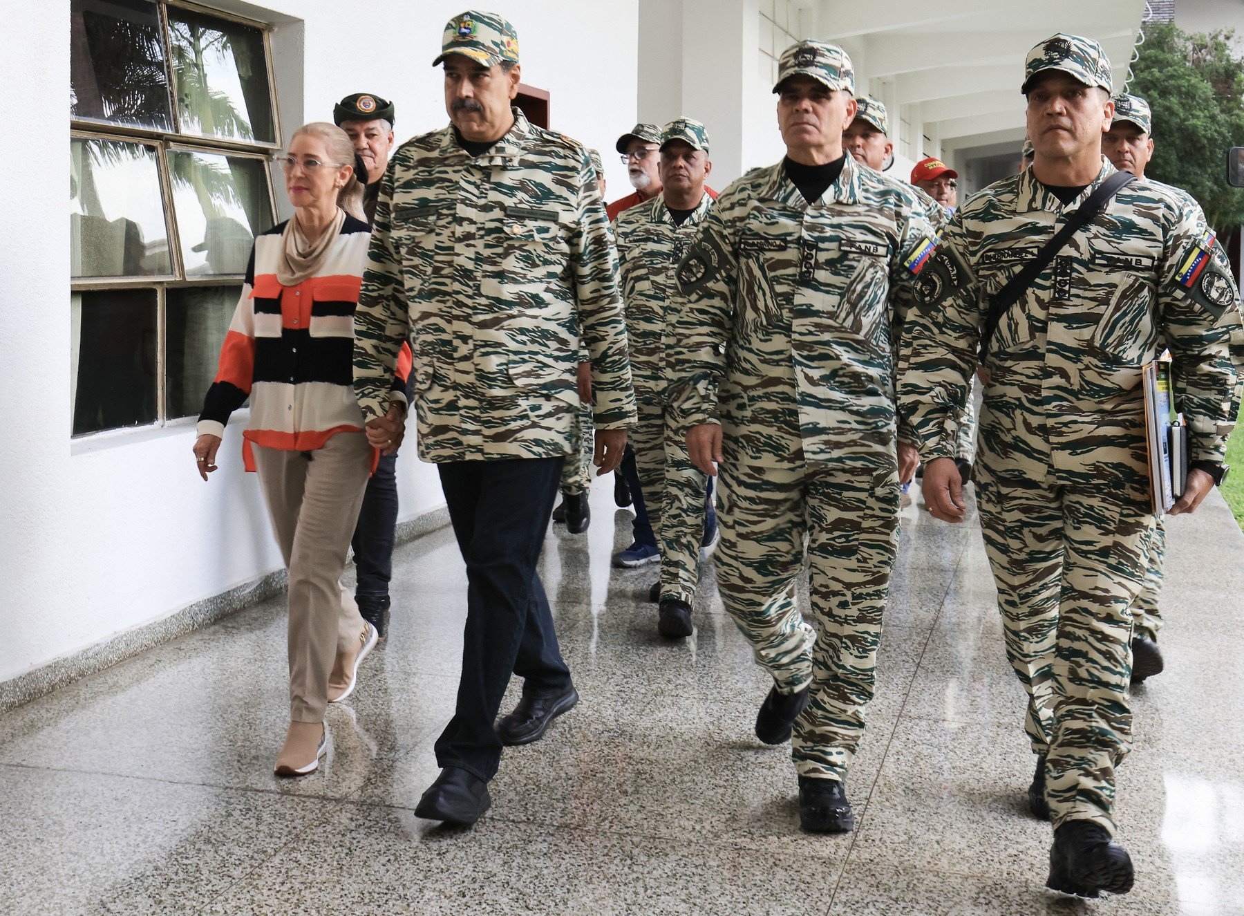 Președintele venezuelean Nicolas Maduro și soția sa, capturați în urma unui raid al forțelor americane în carul lor privat Noaptea de vineri spre sâmbătă a adus o răsturnare neașteptată în peisajul politic al Venezuelei, odată cu anunțul șocant al capturării președintelui Nicolás Maduro și a soției sale, Cilia Flores, de către forțele speciale americane