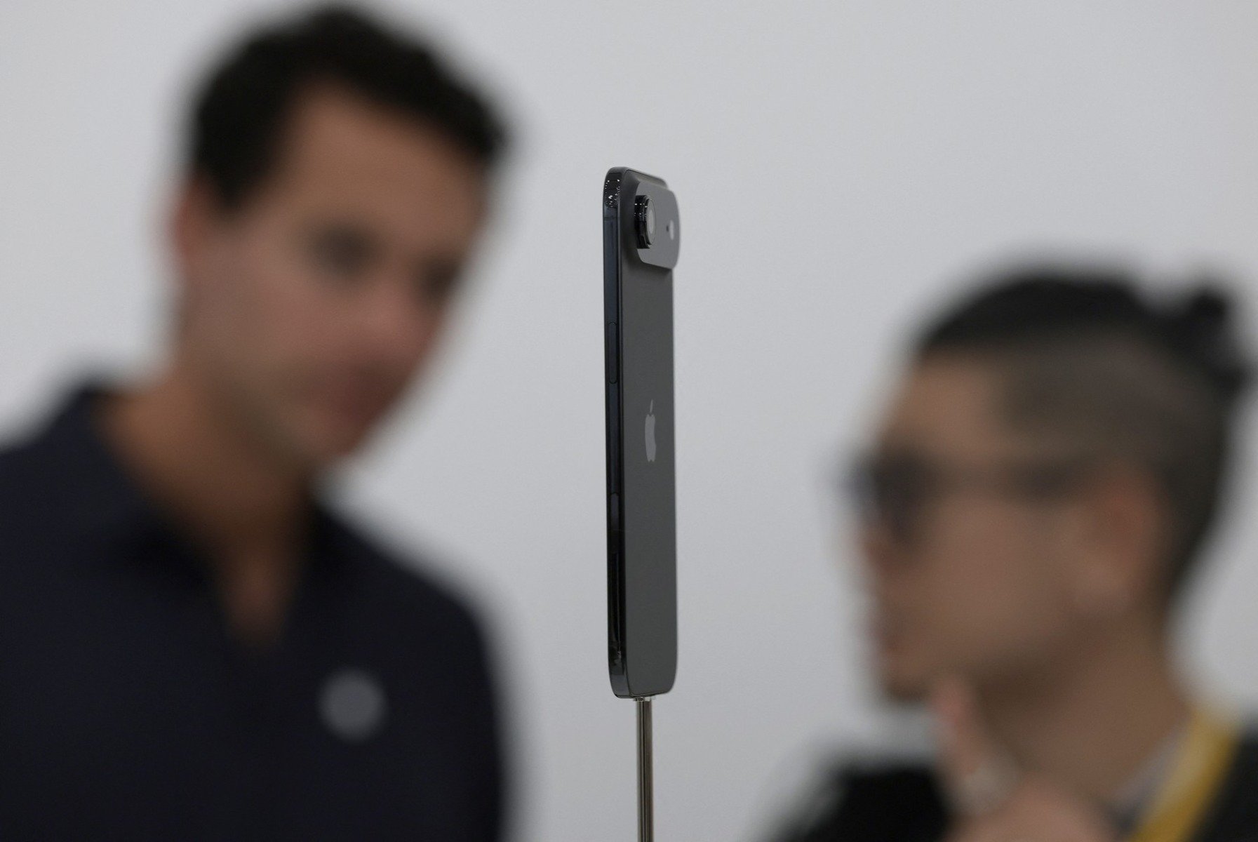 Apple colaborează cu Google pentru a-și revitaliza asistentul virtual Siri, în condițiile în care compania americană încearcă să recupereze terenul pierdut în fața rivalilor din domeniul tehnologiei și inteligenței artificiale