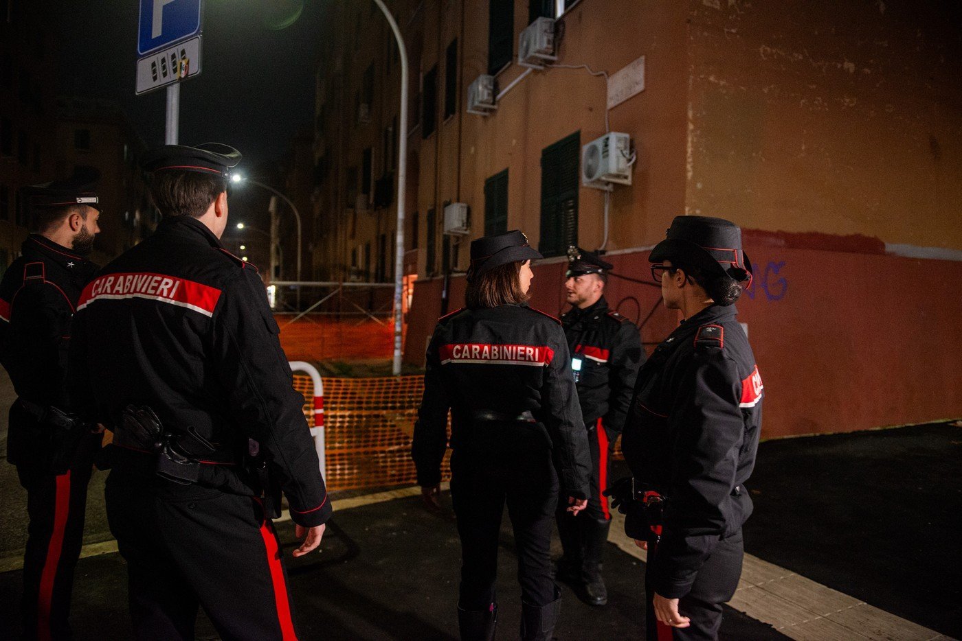 O descoperire șocantă zguduie scena muncii informale din Italia: o adevărată fabrică de sclavi moderni, în care oameni, inclusiv copii de doar 8 ani, erau ținuți prizonieri în condiții insalubre și exploatați pentru muncă fără norme și acoperire legală