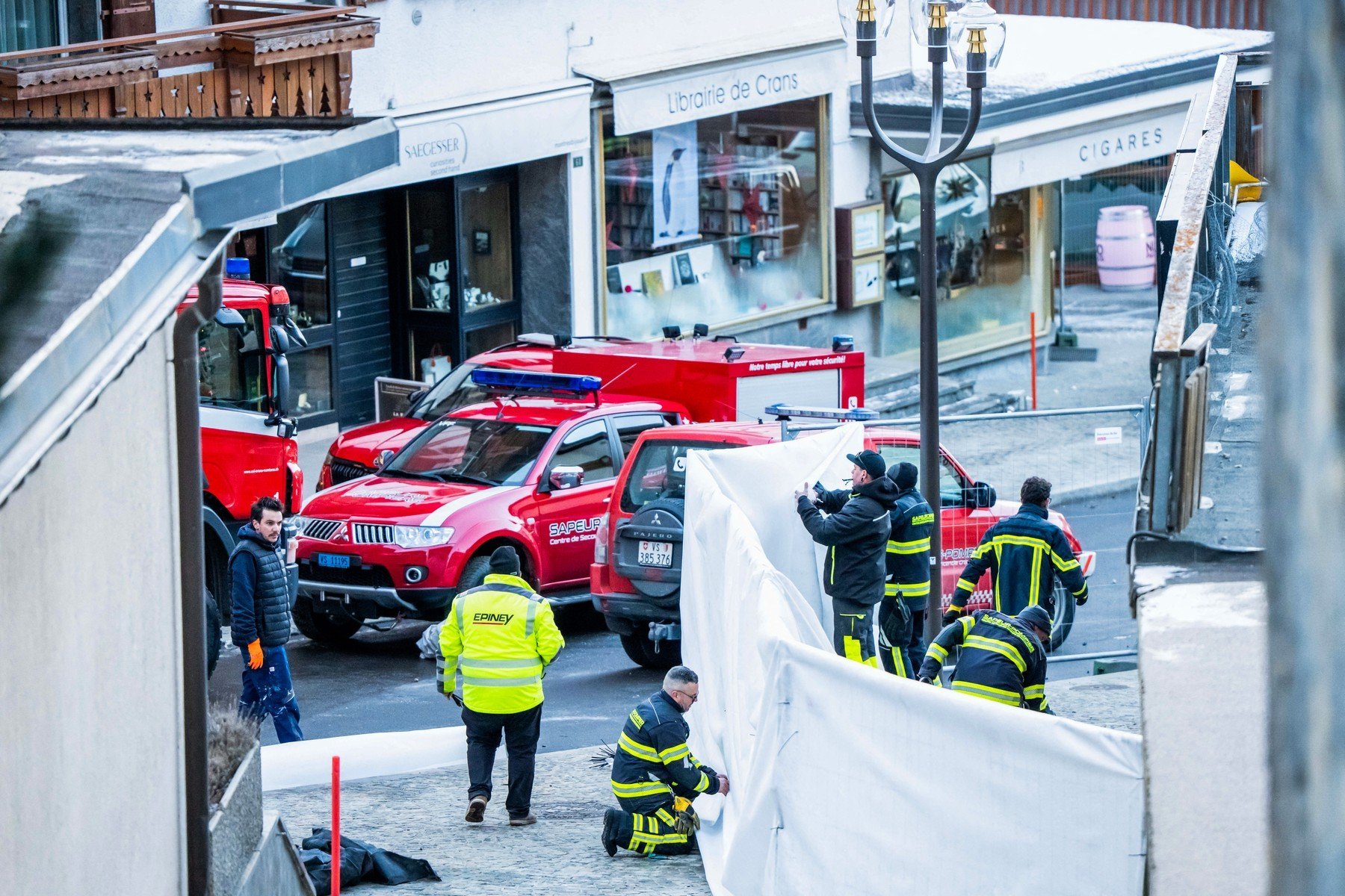 Incendiul tragic de la Crans-Montana lasă în urmă o altă tragedie: memorialul pentru victimele de la petrecerea de Anul Nou a fost cuprins de flăcări O nouă tragedie a fostevocată în stațiunea elvețiană Crans-Montana, unde un memorial dedicat victimelor incendiului devastator de la petrecerea de Anul Nou s-a transformat, duminică dimineață, într-o scenă de coșmar