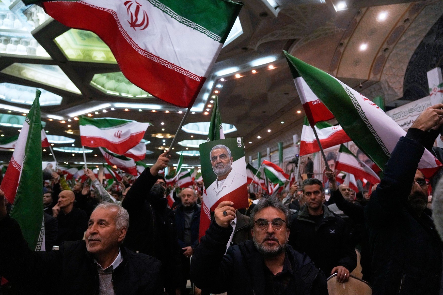 Avertisment dur din partea Gardienilor Revoluției: Iranienii sunt sfătuiți să nu protesteze Serviciul de informații al Gardienilor Revoluției din Iran (IRGC) a emis un avertisment clar către populație, interzicând orice formă de protest