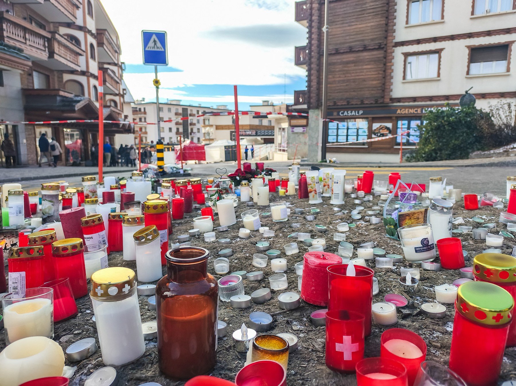 Guvernul elvețian oferă sprijin financiar victimelor și familiilor îndoliate în urma tragediei de la Crans-Montana Criza umanitară cauzată de incendiul devastator de la Crans-Montana, care a șocat și îndoliat Elveția, a determinat autoritățile de la Berna să ia măsuri concrete pentru a sprijini victimele și familiile acestora