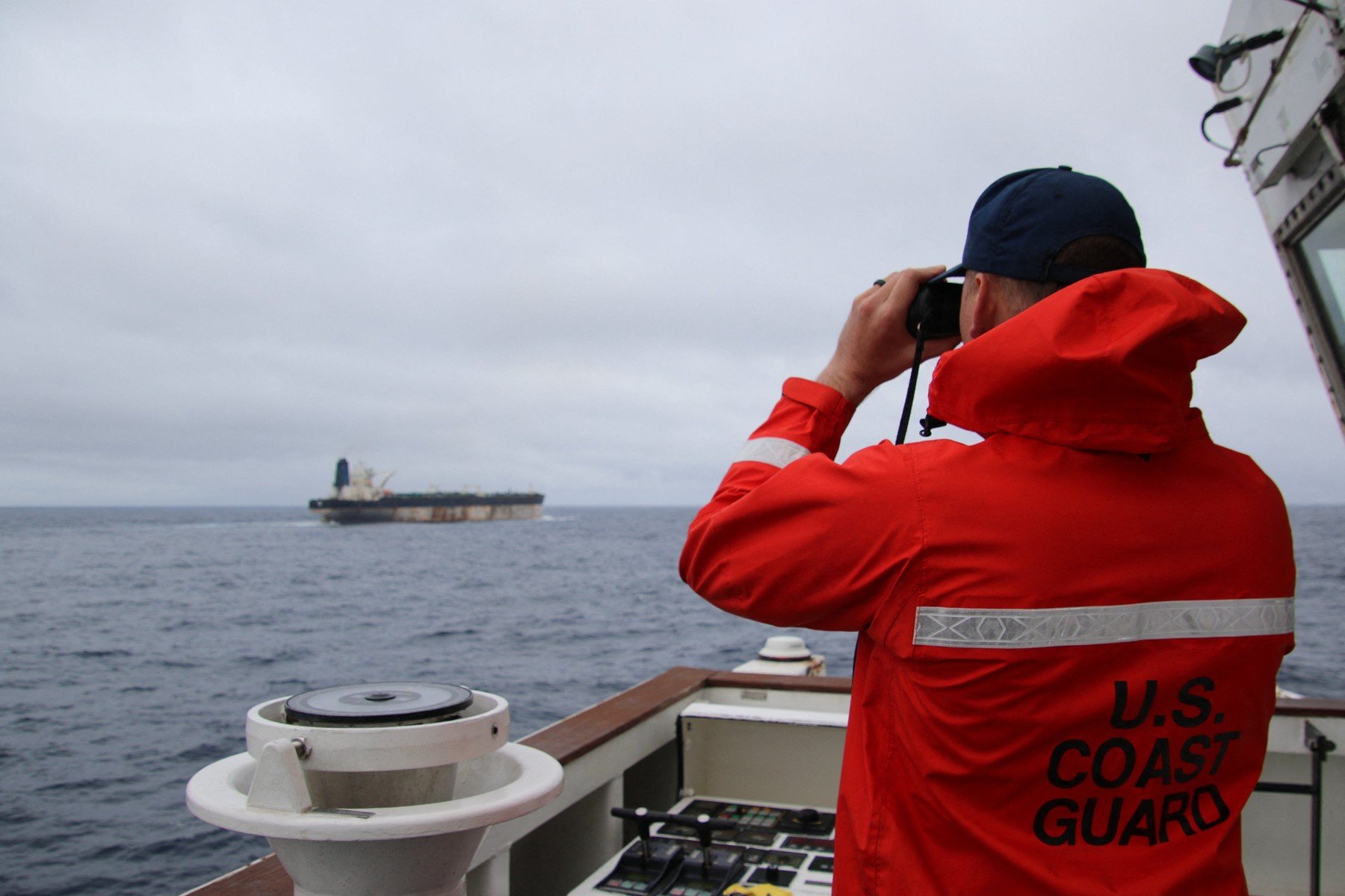 Armata americană confiscă un nou petrolier sancționat în Caraibe, intensificând presiunea asupra Venezuelei În zorii zilei de joi, forțele navale ale Statelor Unite au reușit să captureze un nou petrolier suspectat de încălcarea sancțiunilor impuse Venezuelei, într-un efort menit să limiteze exporturile de petrol ale regimului de la Caracas