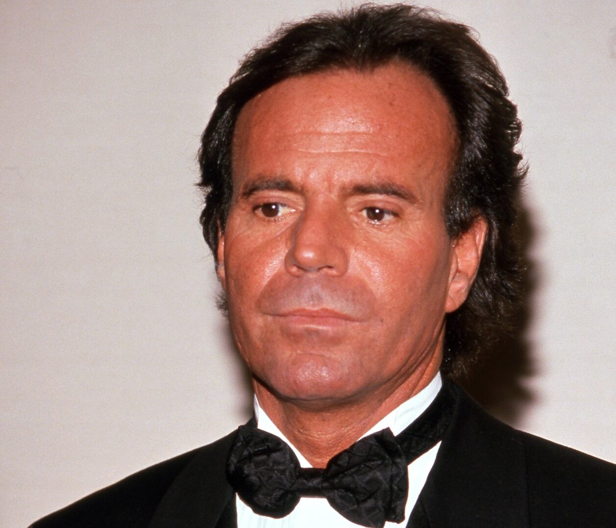 Fostele angajate ale celebrului cântăreț spaniol Julio Iglesias au depus plângere împotriva artistului, acuzându-l de fapte grave, inclusiv hărțuire sexuală, trafic de persoane și muncă forțată