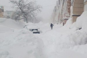 Kamceatka, sub zăpadă de patru metri: doi morți și zboruri blocate