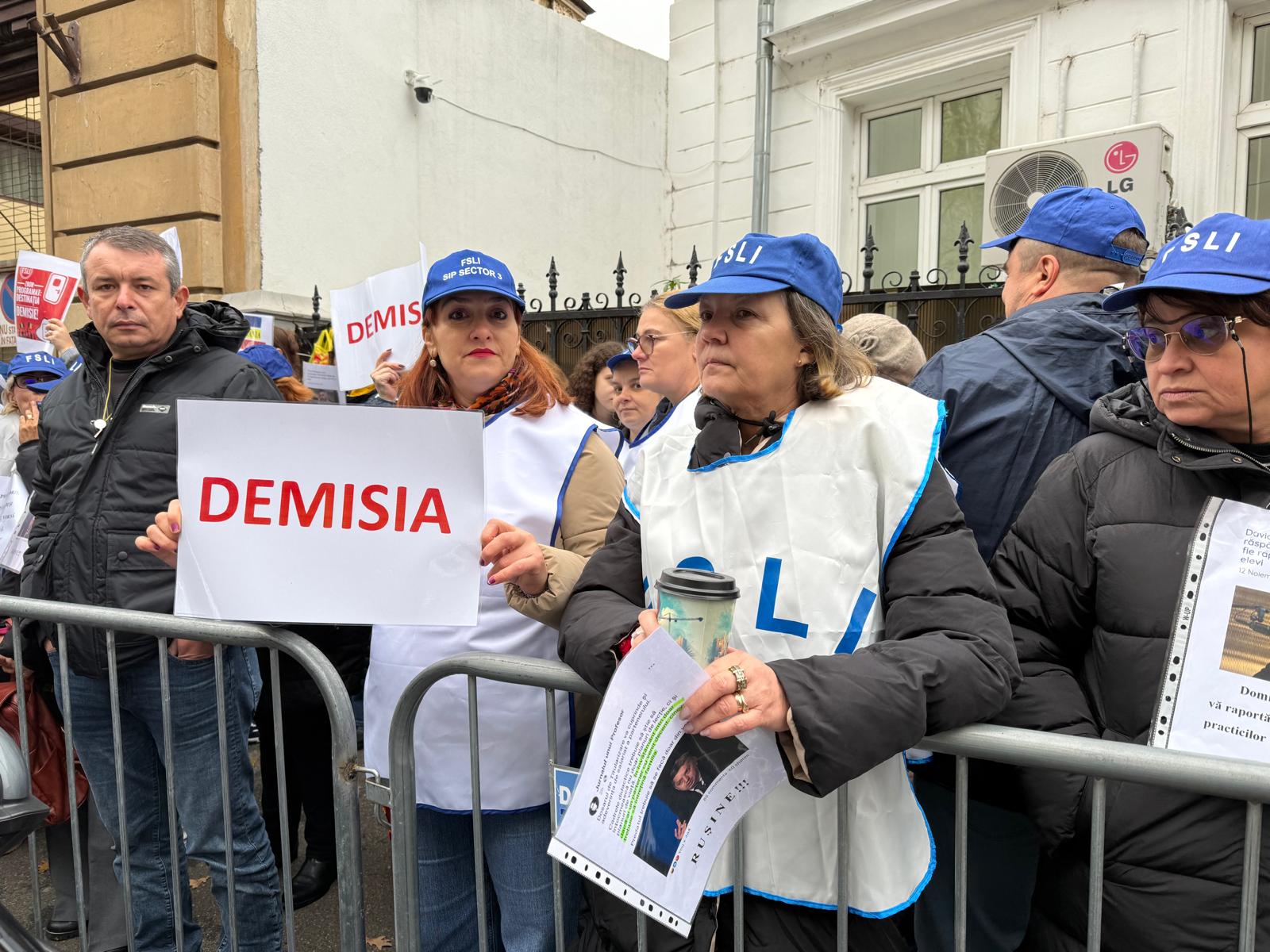 Cele trei cele mai importante sindicate din învățământul românesc au anunțat pentru începutul lunii februarie o acțiune de protest care promite să fie unul dintre cele mai ample din ultimii ani