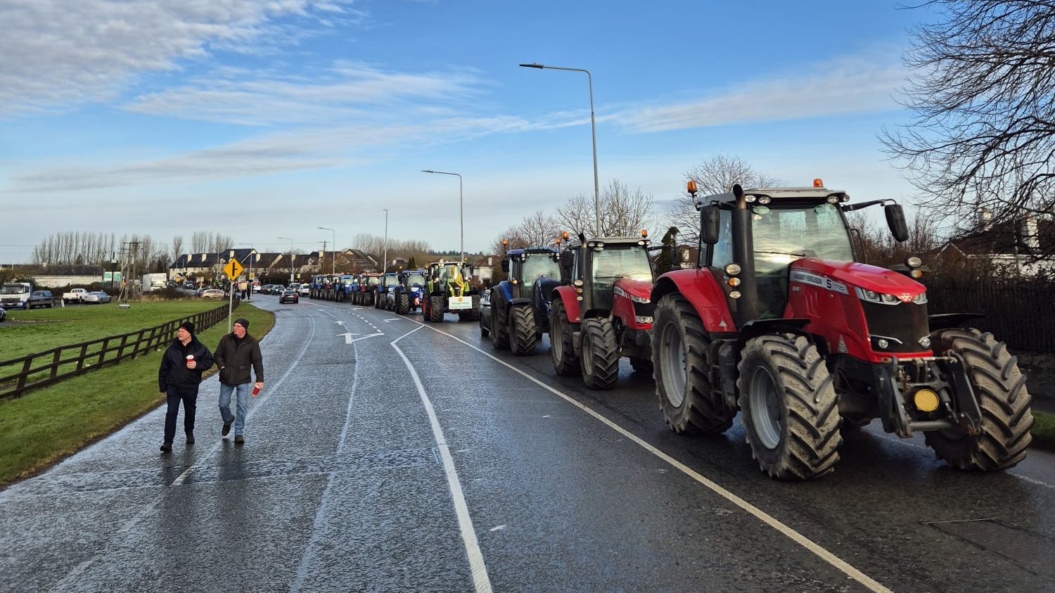 Agricultorii irlandezi ies în stradă pentru a-și apăra interesele: mii de fermieri protestează la Athlone împotriva acordului UE-Mercosur Un număr semnificativ de agricultori irlandezi au ieșit în stradă sâmbătă, în centrul Irlandei, pentru a manifesta împotriva recentului acord de liber schimb aprobat între Uniunea Europeană și blocul sud-american Mercosur