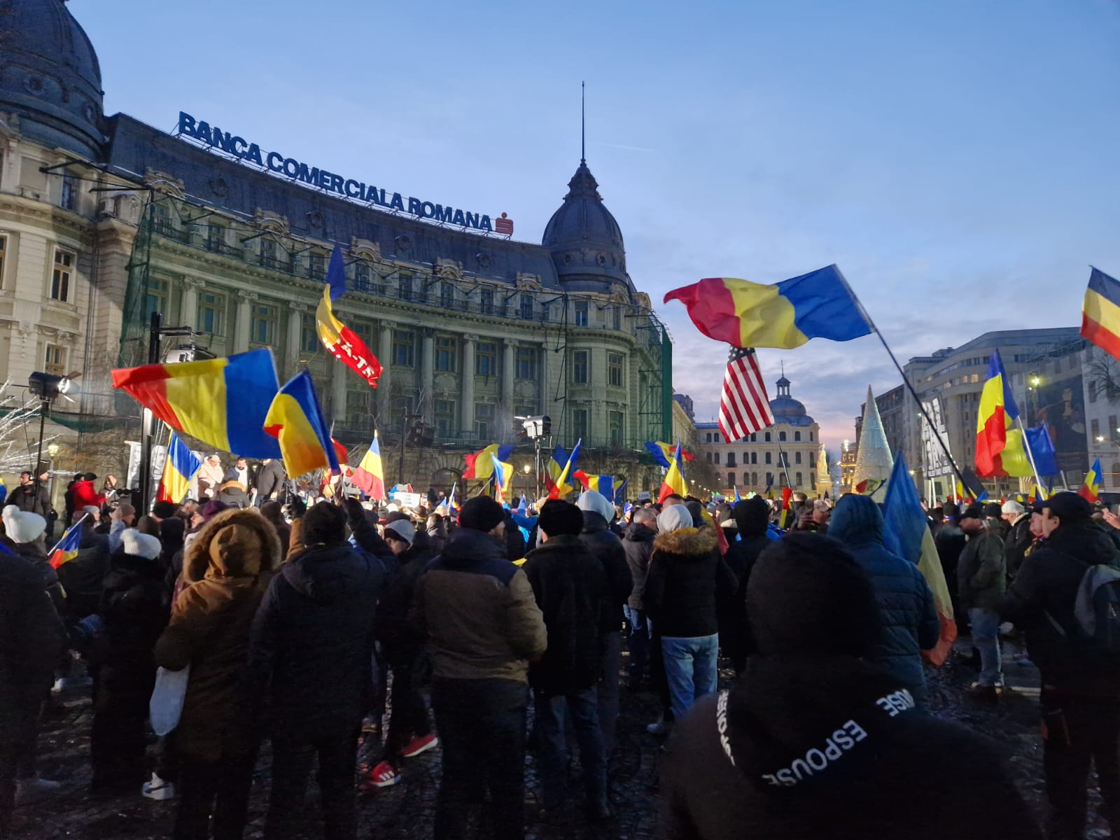 Sentimente puternice și tensiune în centrul Capitalei: mii de oameni protestează împotriva Legii Vexler Piața Universității s-a transformat astăzi într-un veritabil teren al conflictului politic și social, odată cu manifestațiile organizate de formațiunile extremiste AUR și Acțiunea Conservatoare