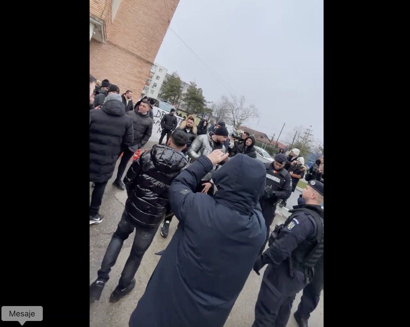 Protest spontan la Spitalul Județean din Buzău, după decesul unui pacient tânăr Zilele acestea, în curtea Spitalului Județean de Urgență (SJU) din Buzău, a avut loc un protest spontan, alimentat de supărare și nemulțumire