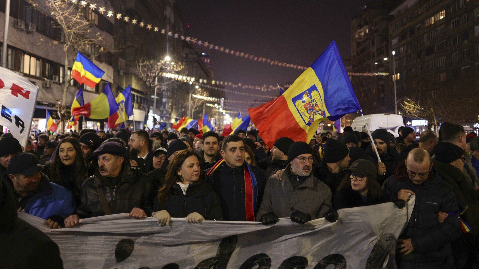 Jandarmii din Capitală au aplicat, joi seara, opt sancțiuni în valoare totală de 13.100 de lei, după protestul desfășurat în Piața Victoriei, organizat de formațiunea politică AUR