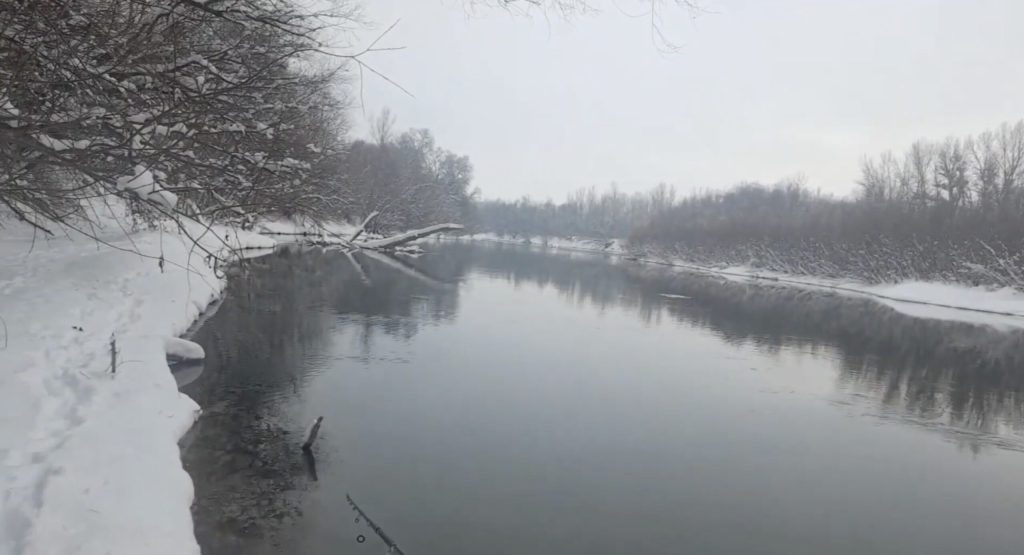 Un bărbat din Ucraina, care a reușit să traverseze ilegal râul Prut într-o noapte geroasă, a fost salvat de autoritățile române în drum spre centrele de azil