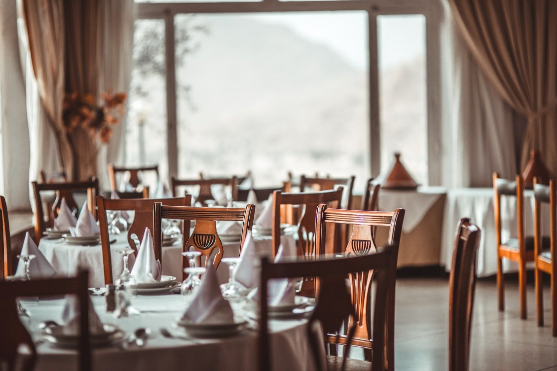 Studiu: Jumătate dintre români, mai rar la restaurant. Nota de plată, în scădere cu 13%