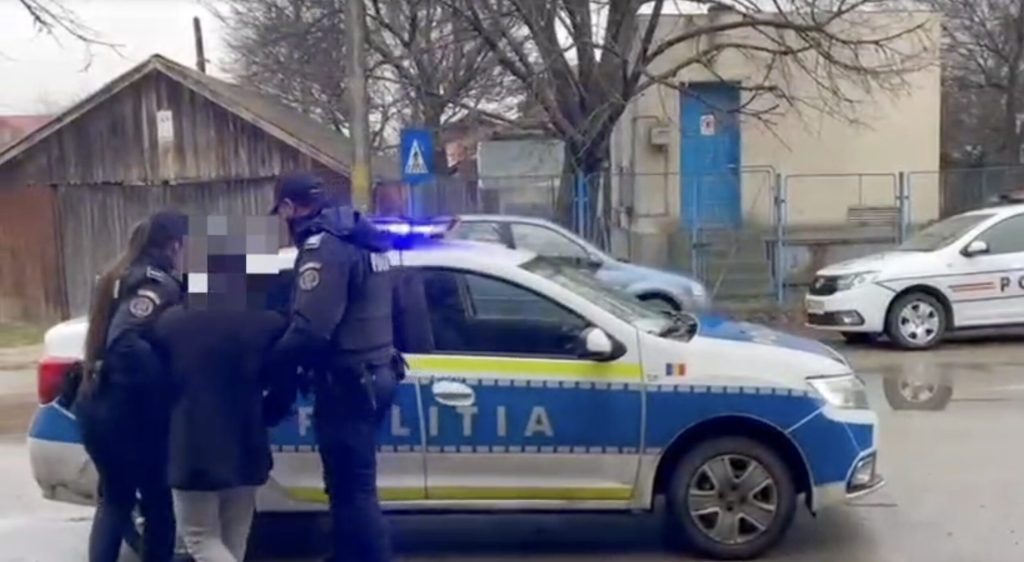 Târgu Secuiesc, scena unei tentative de violență domestică: mama agresată, fiica alertată de poliție Un incident grav de violență domestică a zguduit recent comunitatea din Târgu Secuiesc, după ce poliția a intervenit prompt, fiind alertată de o fiică îngrijorată pentru siguranța mamei sale