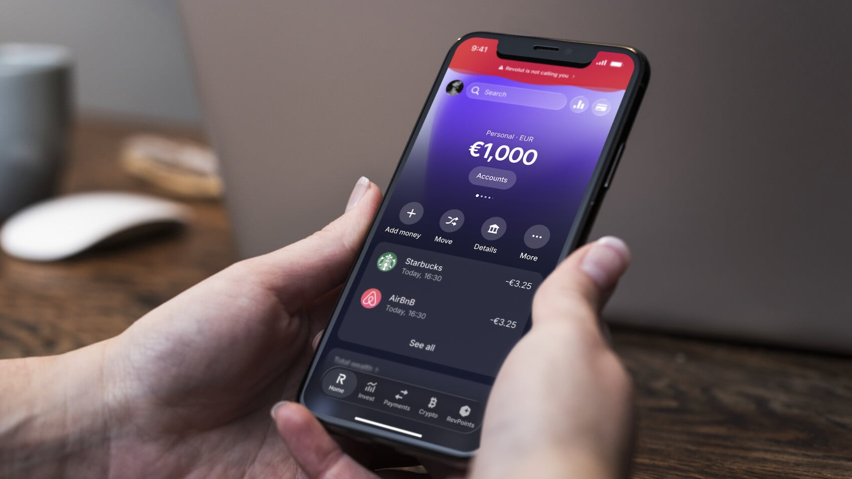 Fraudele telefonice evoluează: Revolut introduce o funcție menită să te salveze de escroci În lumea digitalizată de astăzi, înșelătoriile telefonice capătă tot mai multă sofisticare, amenințând atât siguranța financiară, cât și pe cea personală a utilizatorilor