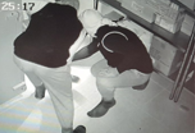 Doi români au fost prinși în flagrant în timp ce încercau să fugă cu seiful unui bar din Fieberbrunn, Tirol, după ce reușiseră să îl spargă în plină noapte