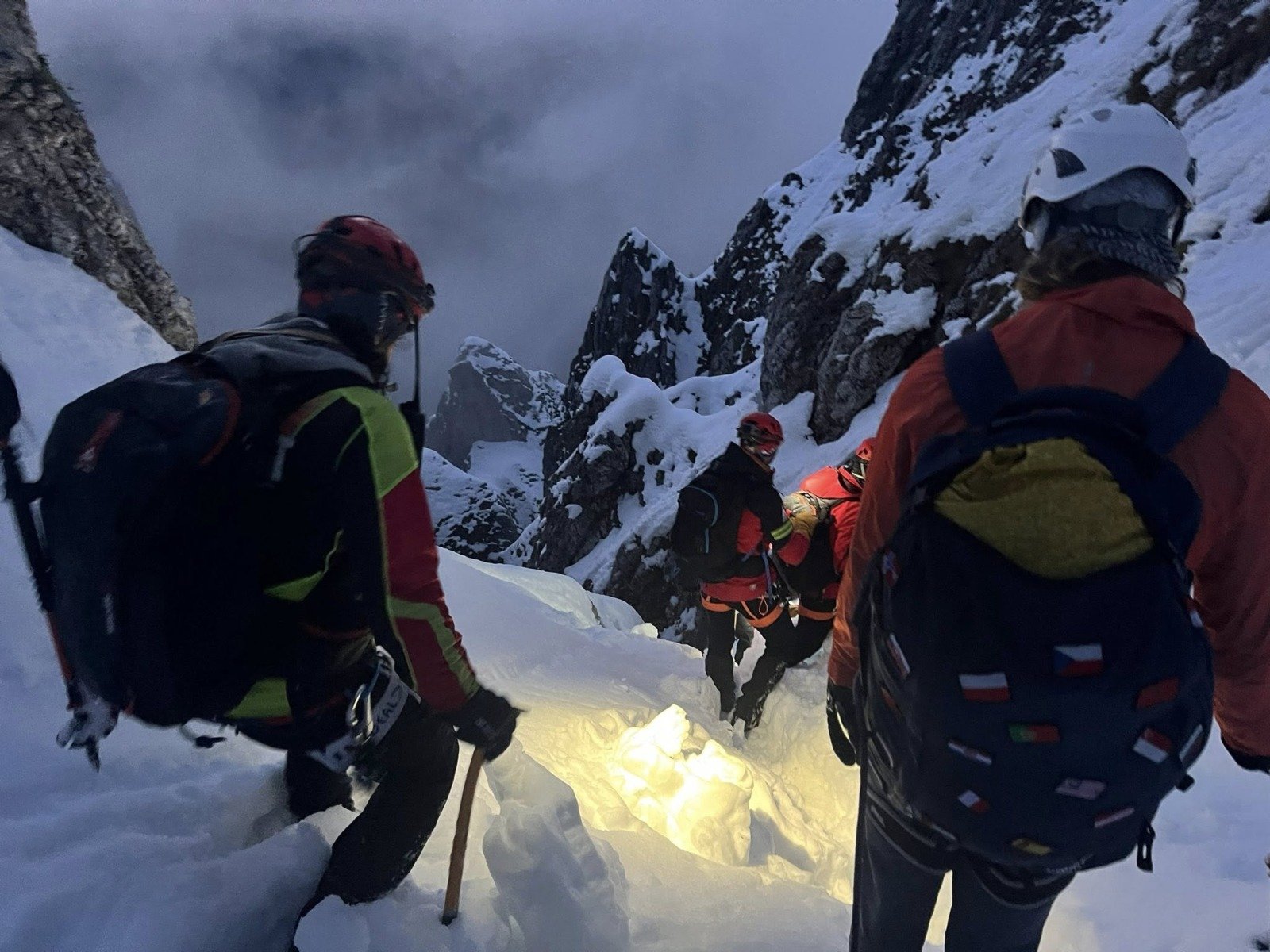 Turiști salvați de Salvamont în Munții Piatra Mare Doi turiști, ambii în jurul vârstei de 40 de ani, au fost salvați de echipele Salvamont în noaptea de duminică spre luni, 8/9 martie, în Munții Piatra Mare
