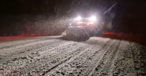 Drum județean înzăpezit, mașini blocate în nămeți pe căi de acces!