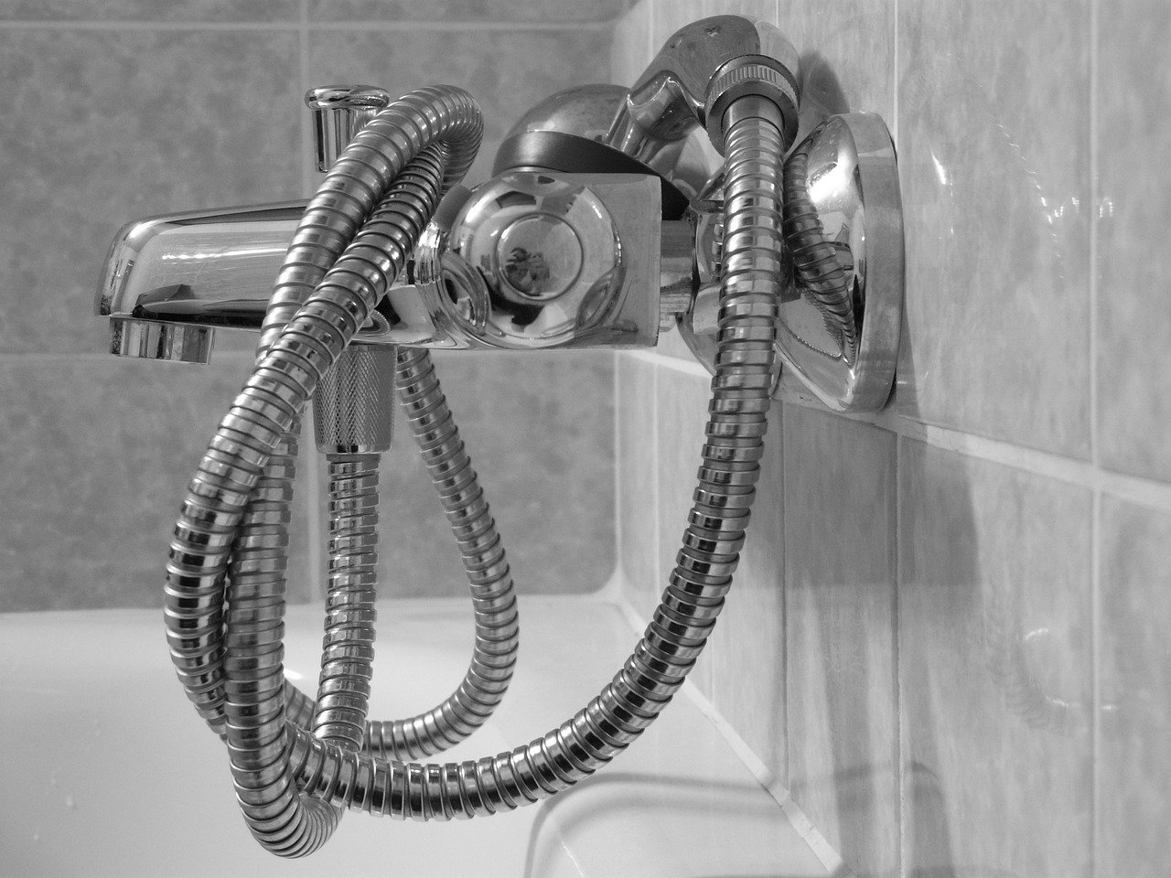 Bucureștiul, locul în care realitatea devine adesea mai complicată decât suna în textele oficiale, se confruntă acum cu un nou scandal legat de distribuția energiei termice