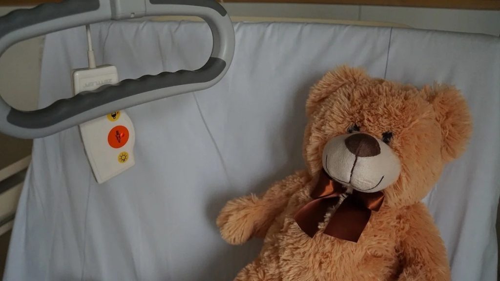 Cazul copilului de 3 ani mort după operație, neîncheiat după 13 ani, cu părinți obligați la 10.000 euro cheltuieli de judecată
