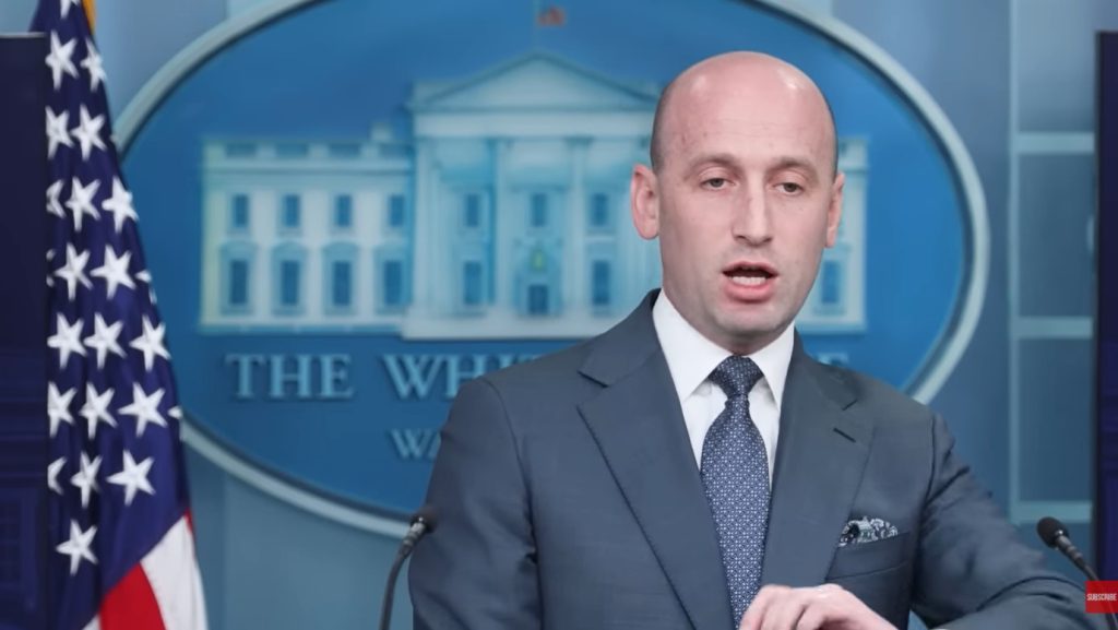 Stephen Miller, consilier extrem de influent și cunoscut pentru retorica sa radicală în cercurile politice ale administrației americane, a ales să își schimbe tonul în mod surprinzător în urma recentelor incidente de la Minneapolis