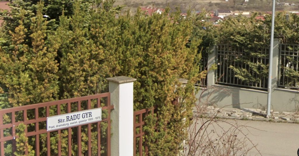 Asociația pentru Prevenirea și Combaterea Antisemitismului și Legionarismului din Arad solicită autorităților clujene să schimbe denumirea străzii Radu Gyr și a Bibliotecii Județene „Octavian Goga”, argumentând că aceste nume perpetuează memoria unor personalități controversate și promovează valori din trecutul dificil al României