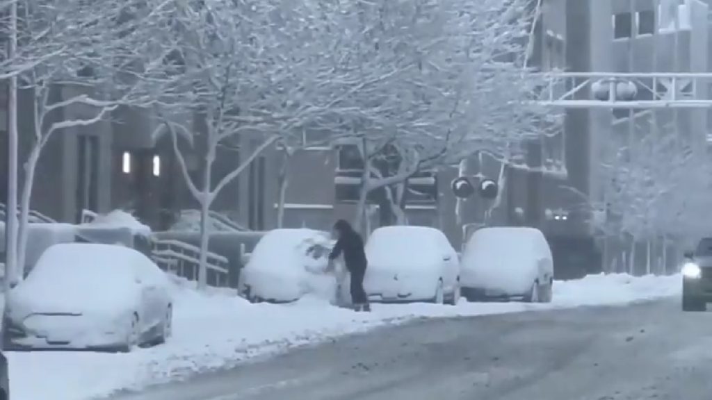 Dealurile și orașele din nord-estul Statelor Unite se pregătesc pentru o furtună de proporții rare, care promit să fie una dintre cele mai severe din ultimii ani