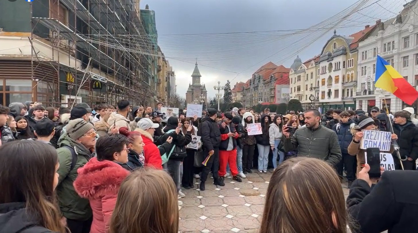 Protest la Timișoara: claxoane și scandări pentru reformarea sistemului judiciar și a legislației privind tinerii Unele legi, unele minori – o problemă de interes național Marți, la Timișoara, sute de oameni s-au adunat în centrul orașului pentru a-și exprima nemulțumirea față de modul în care legea tratează tinerii și, în special, cazul recent care a șocat întreaga țară